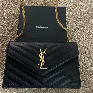 CASSANDRE SAINT LAURENT MATELASSÉ ENVELOPE CHAIN WALLET IN GRAIN DE POUDRE